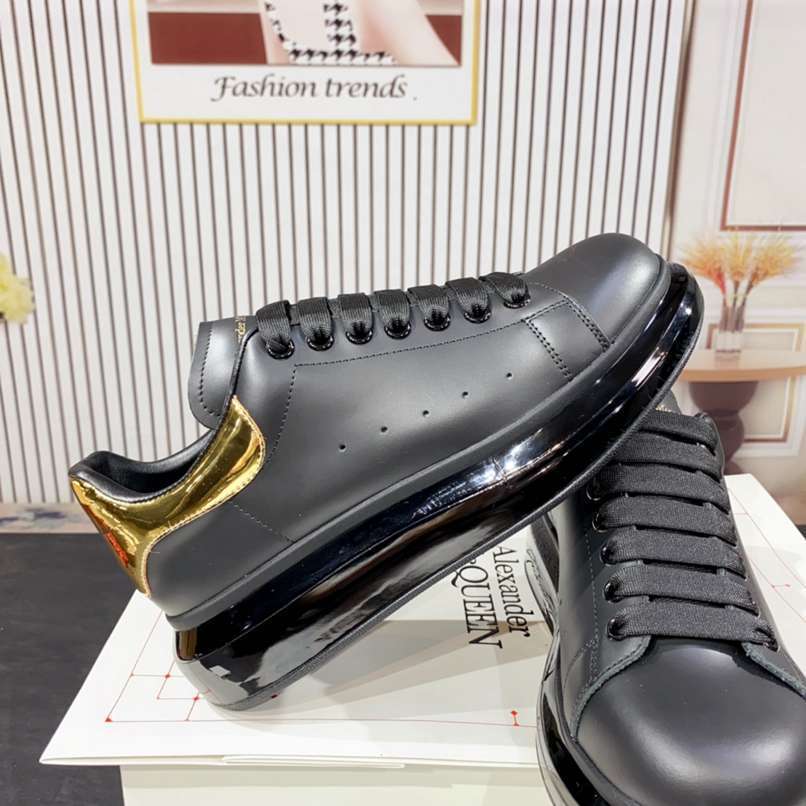 Alexander McQueen sneakers suola oversize black con tallone oro