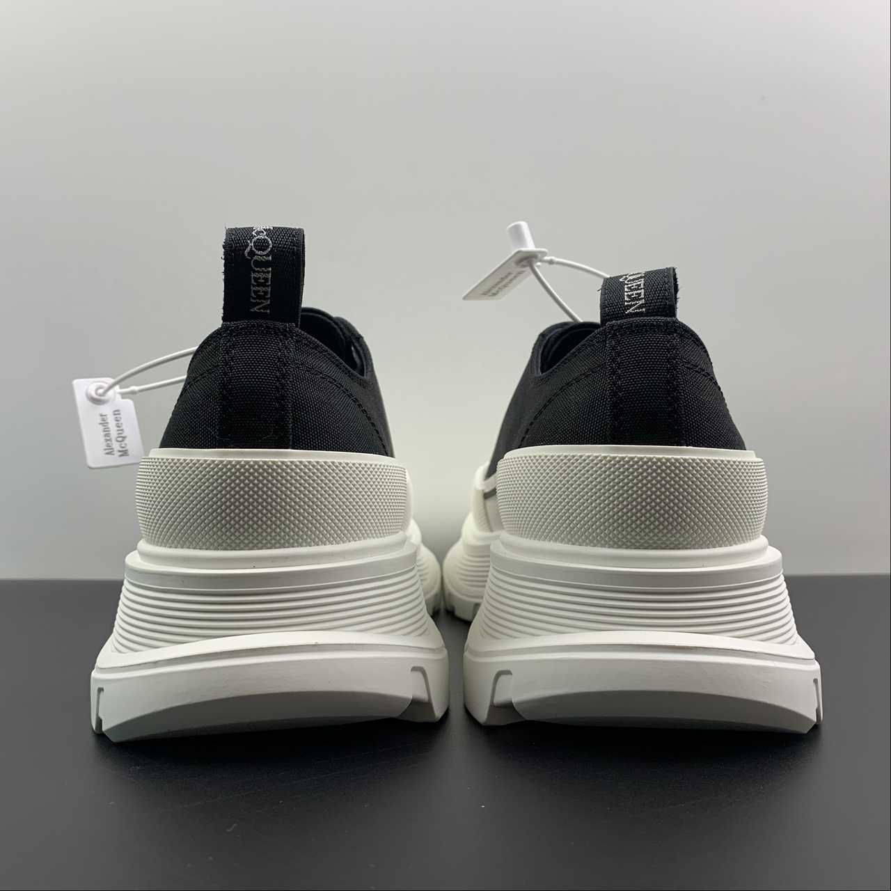 Alexander McQueen Tread Slick tela bianca e nera