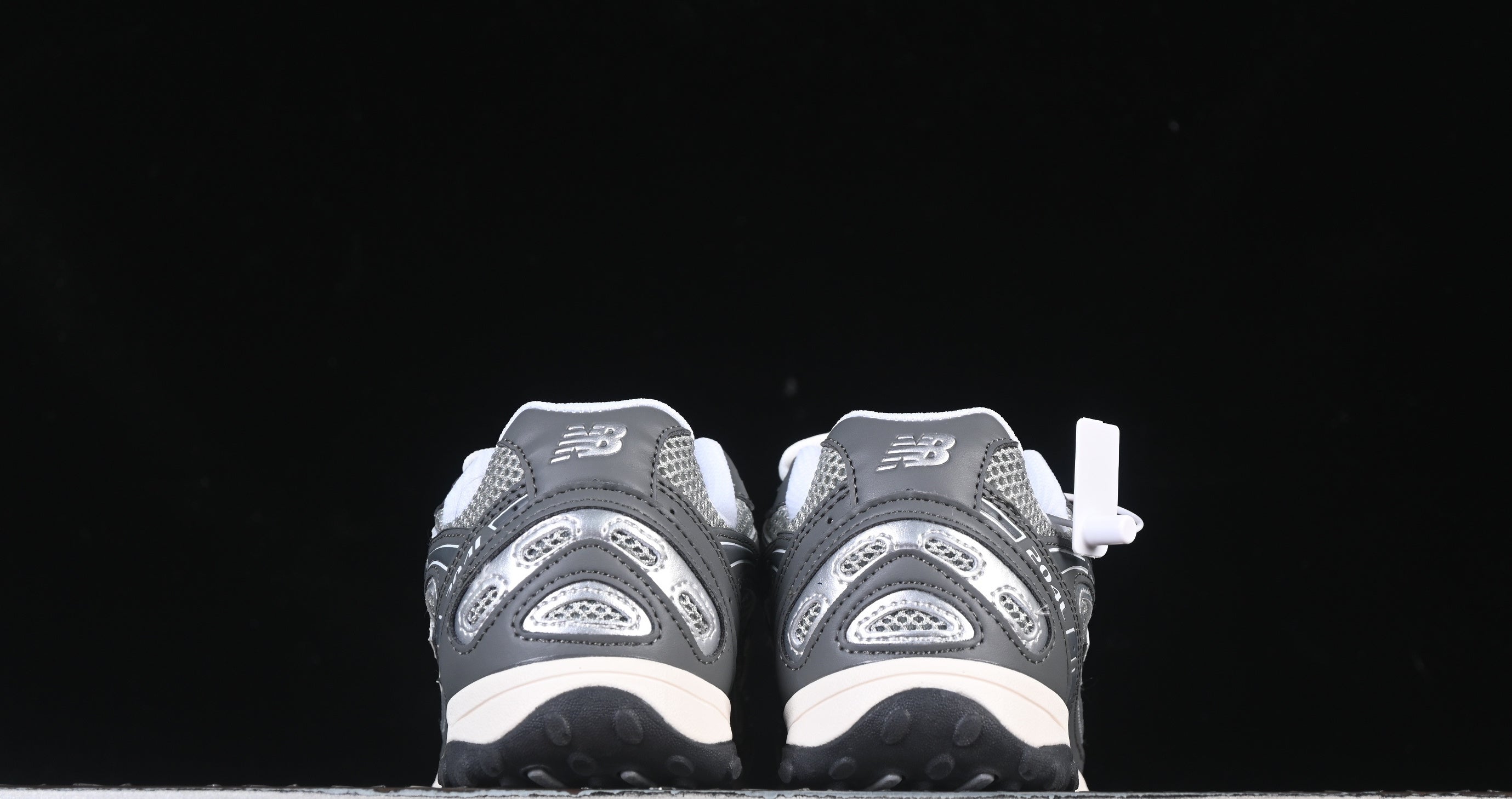 New Balance 204 L Dark Silver Metallic