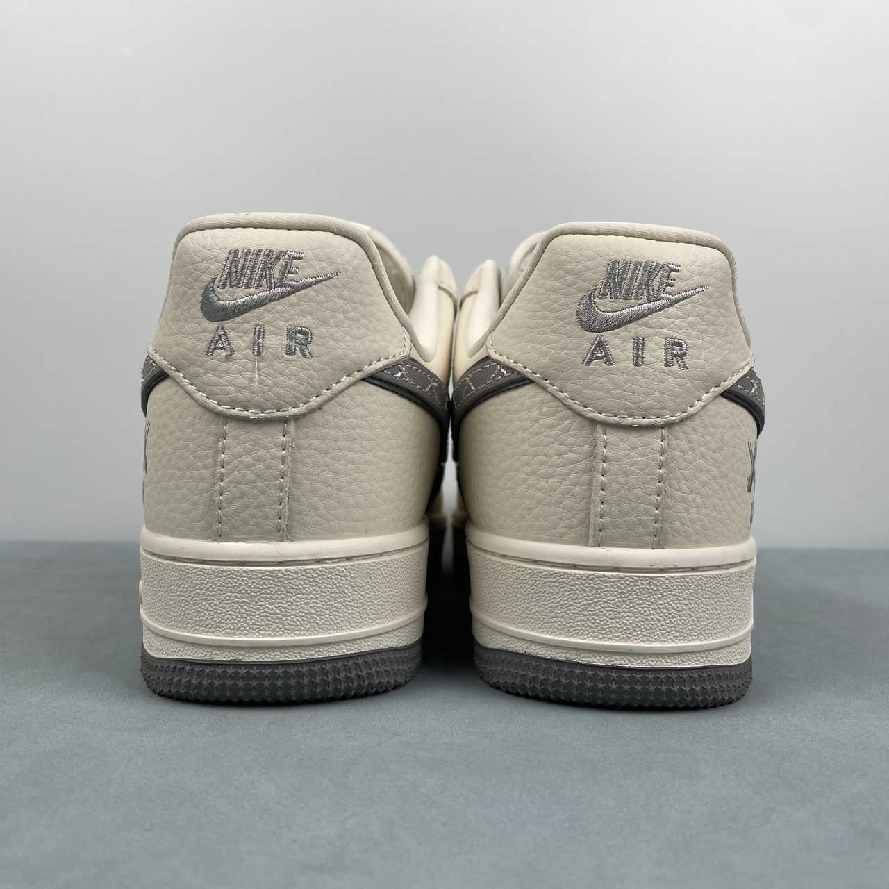 Nike Air Force 1 07 Low x Kaws 01