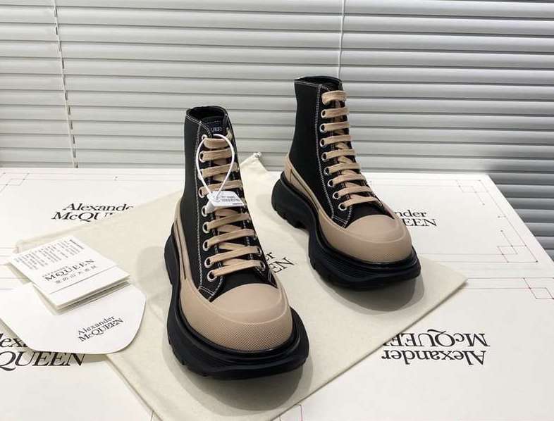 Alexander McQueen stivali tread Slick nero e rosa cipria
