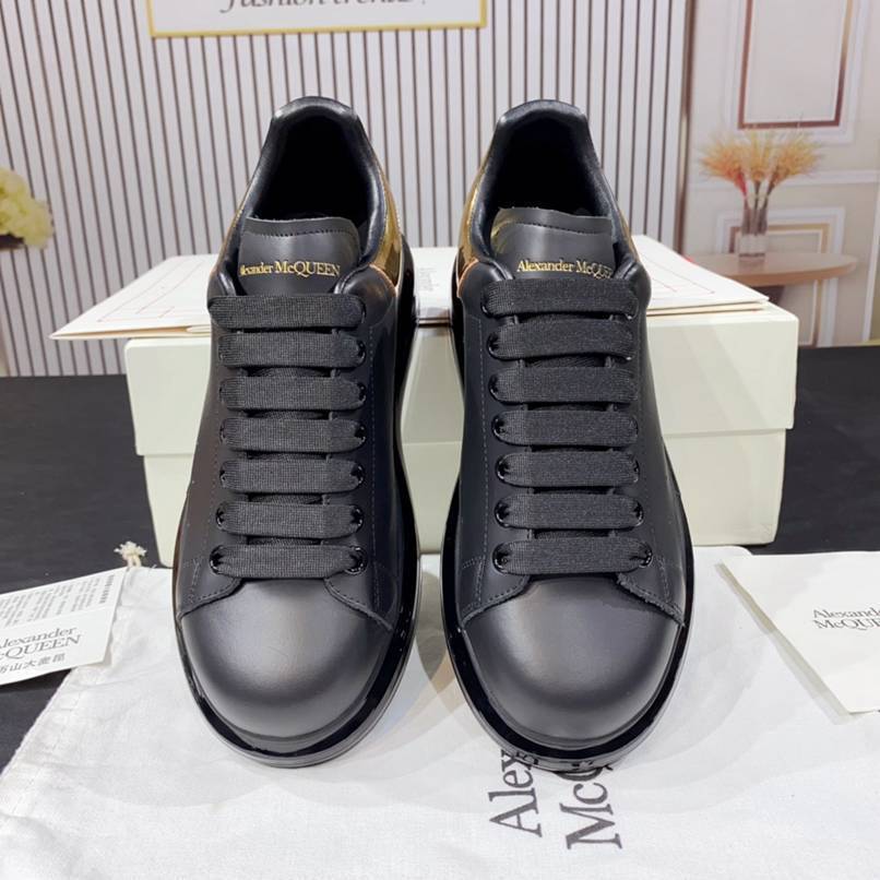 Alexander McQueen sneakers suola oversize black con tallone oro