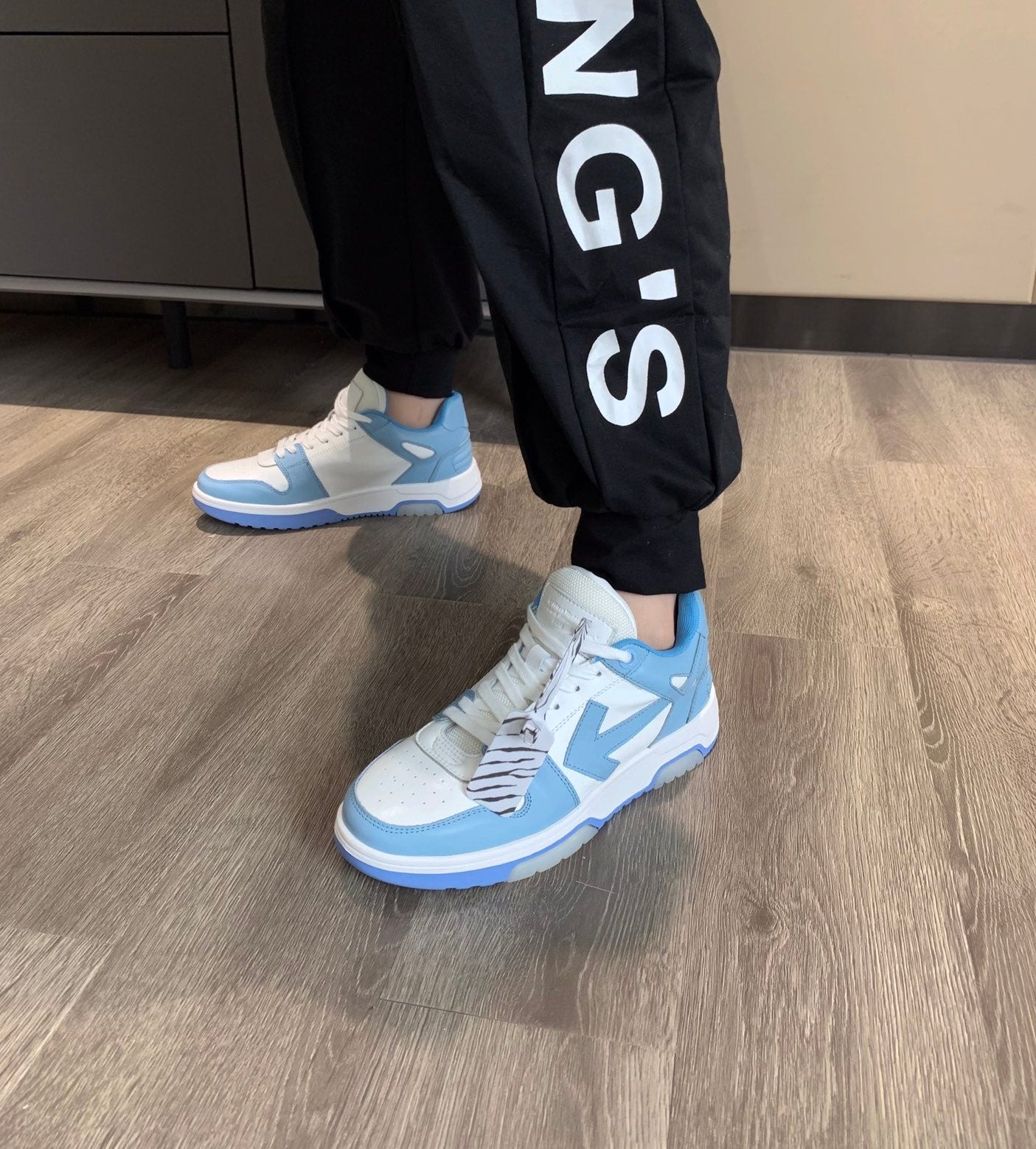Off-White OOO Out Of Office sneakers in pelle colore celeste e bianco