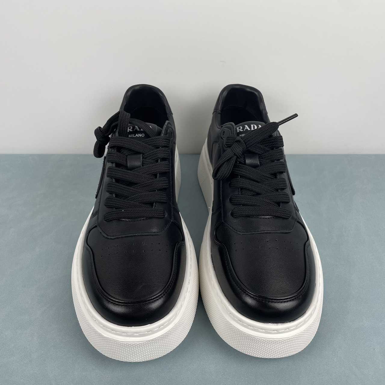 Prada sneakers in pelle con platform nero