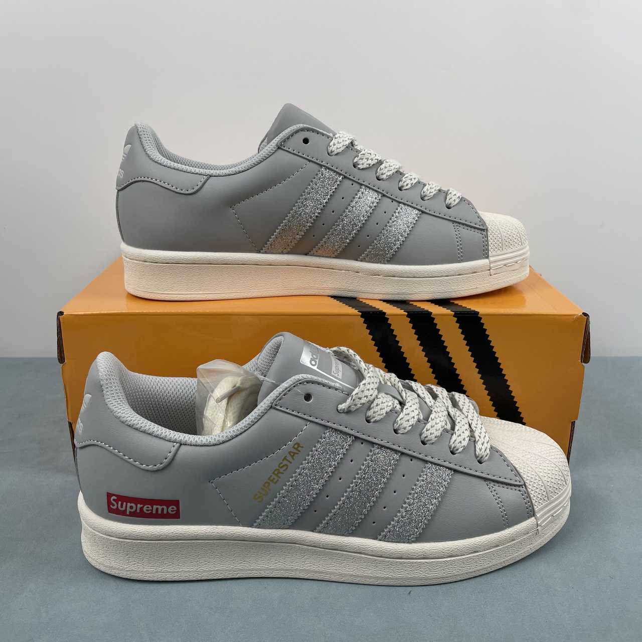 Adidas Originals Superstar grigio mod. Supreme (modello non presente in Italia)