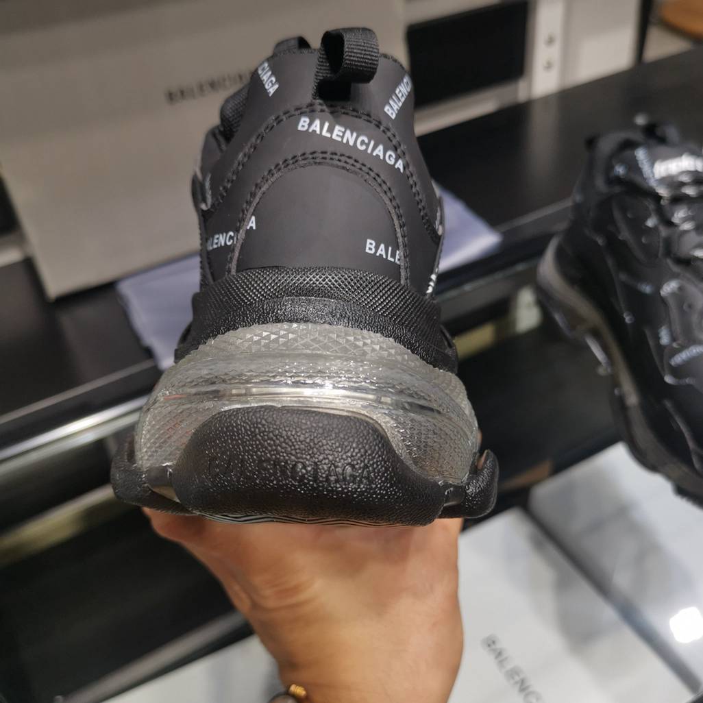Balenciaga Sneakers Triple S nero fondo trasparente