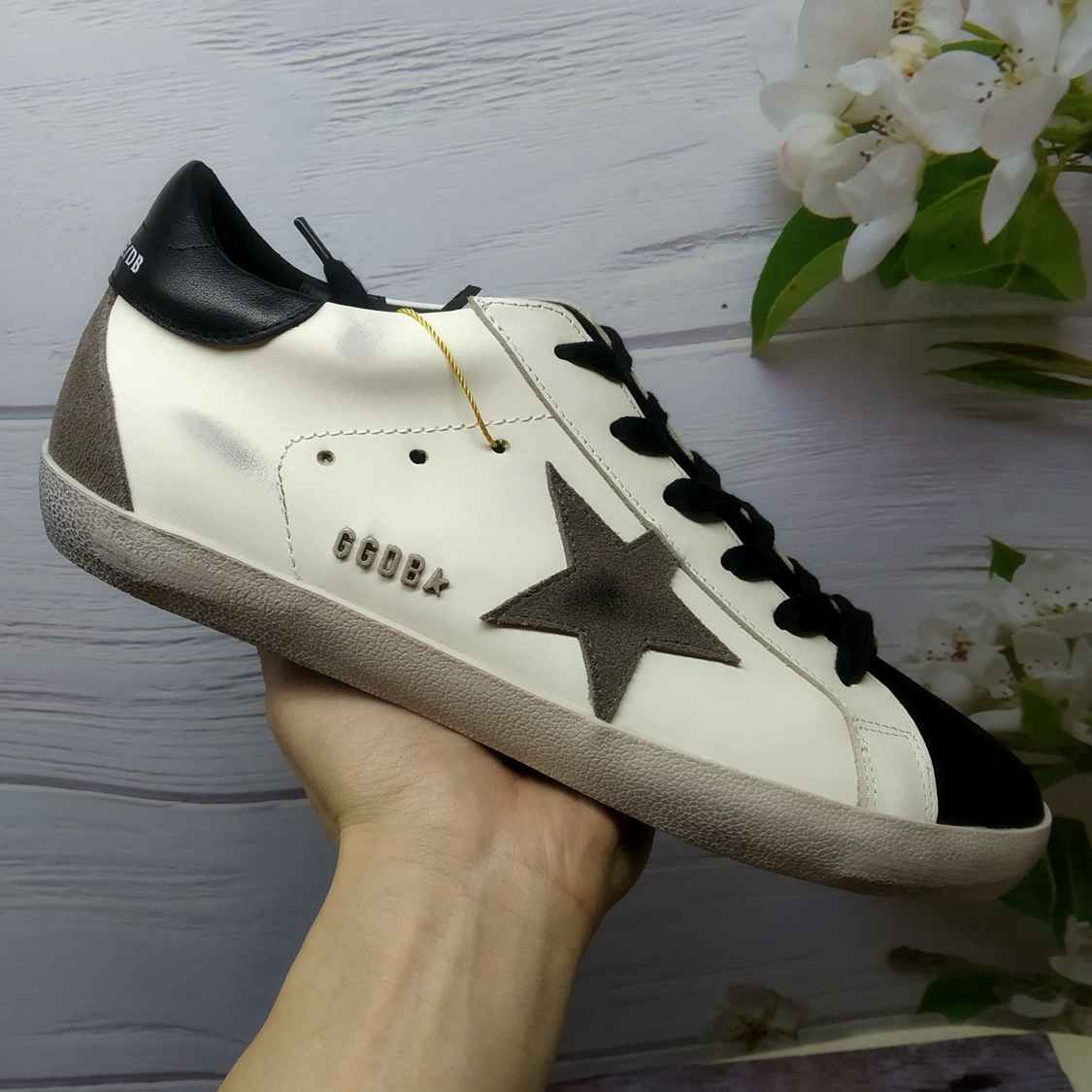Golden Goose Superstar pelle bianca dettagli neri