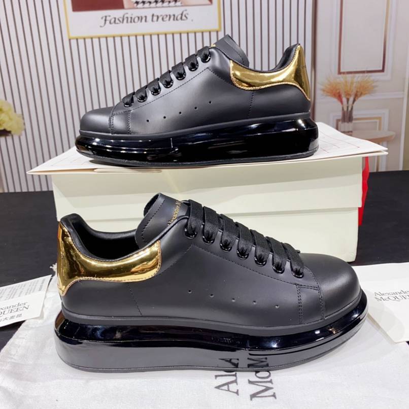 Alexander McQueen sneakers suola oversize black con tallone oro