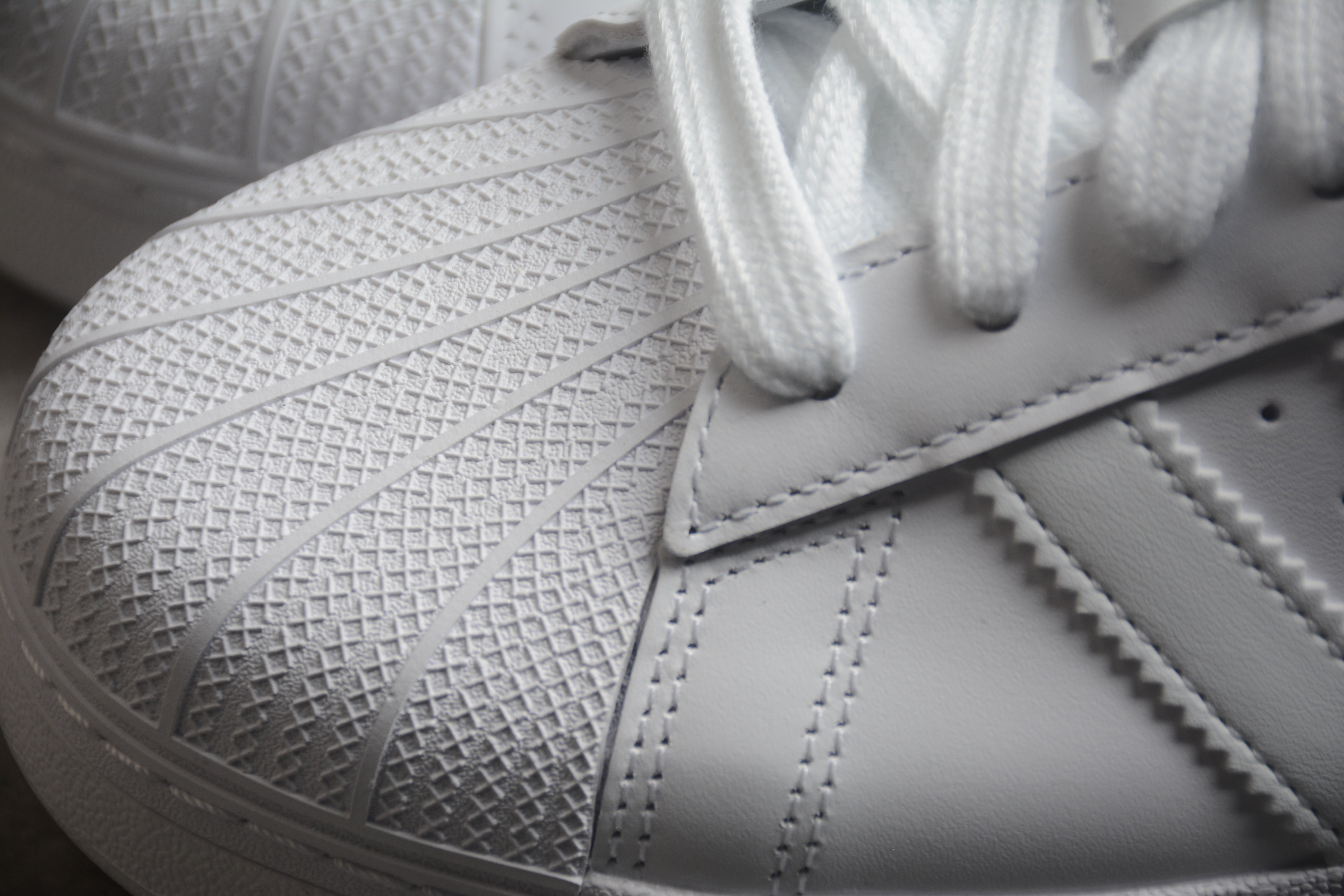 Adidas Originals Superstar XLG (non destinata al mercato italiano)