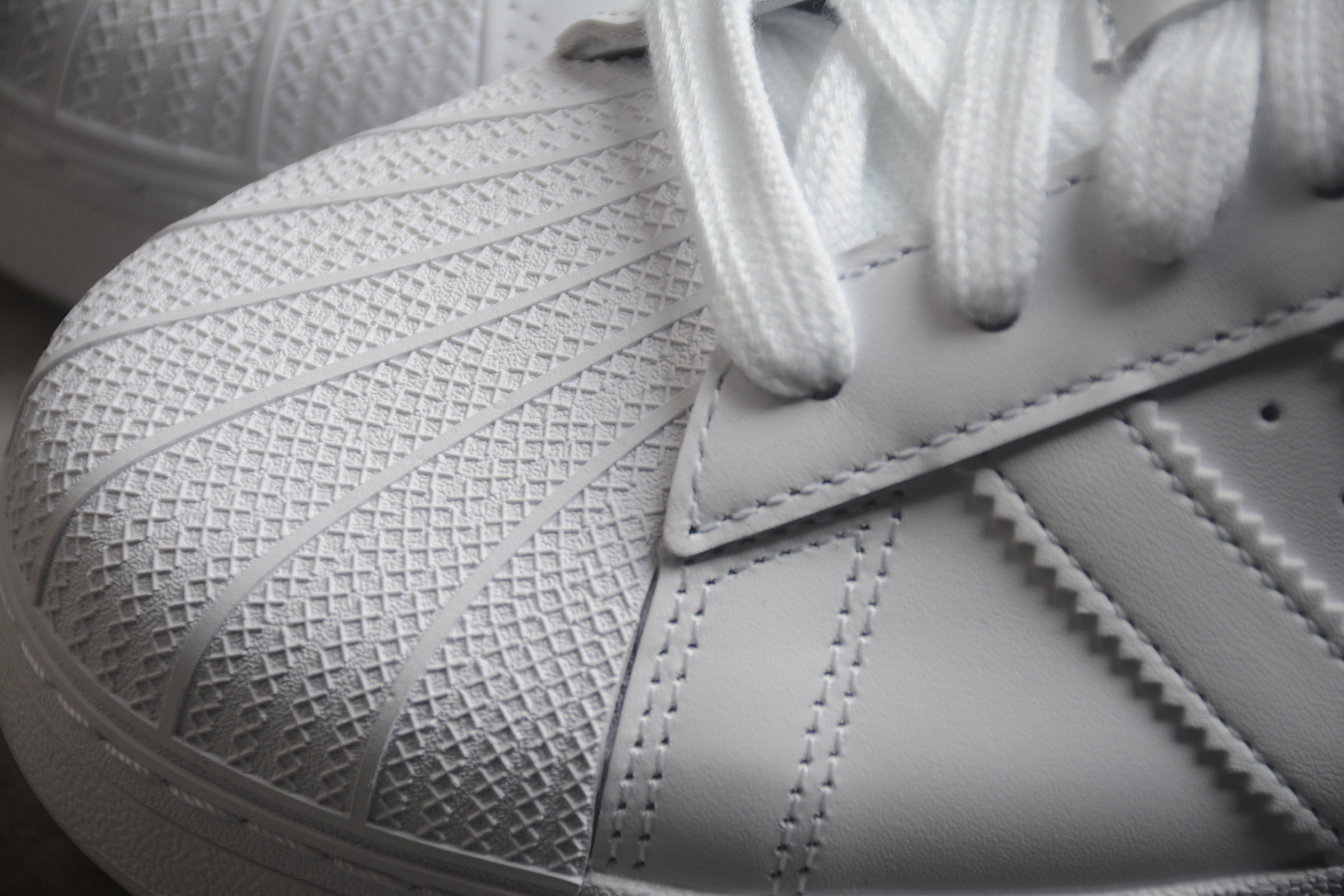 Adidas Originals Superstar XLG (non destinata al mercato italiano)