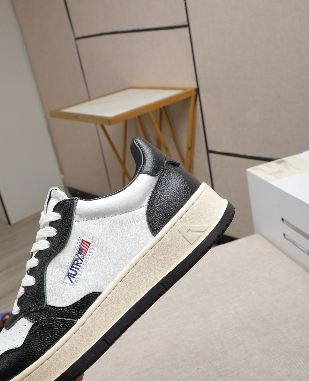 Autry Medalist Low sneakers bianco nero - VIBES MILANO