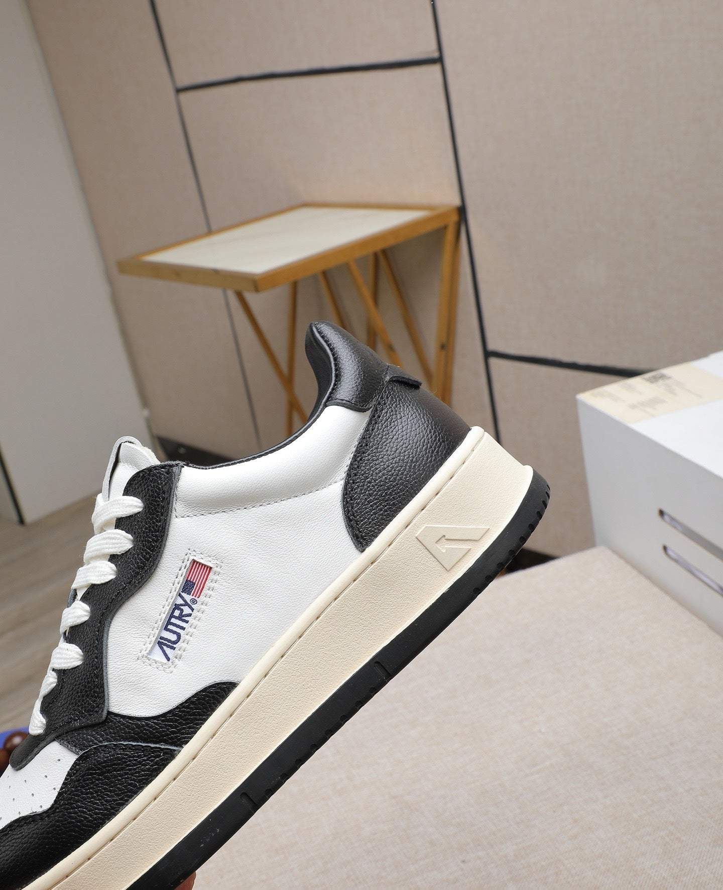Autry Medalist Low sneakers bianco nero - VIBES MILANO