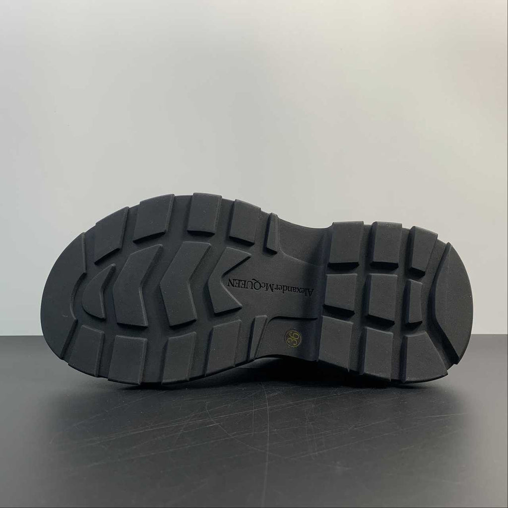 Alexander McQueen Tread Slick sneakers in tela nera con suola oversize in gomma