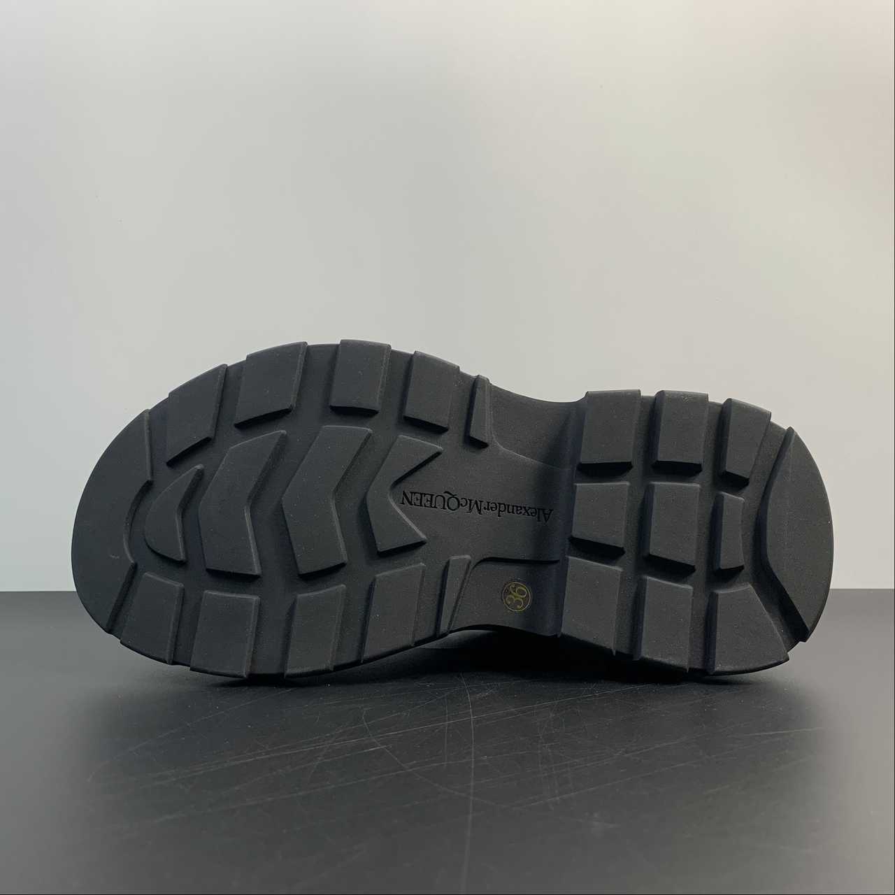 Alexander McQueen Tread Slick sneakers in tela nera con suola oversize in gomma