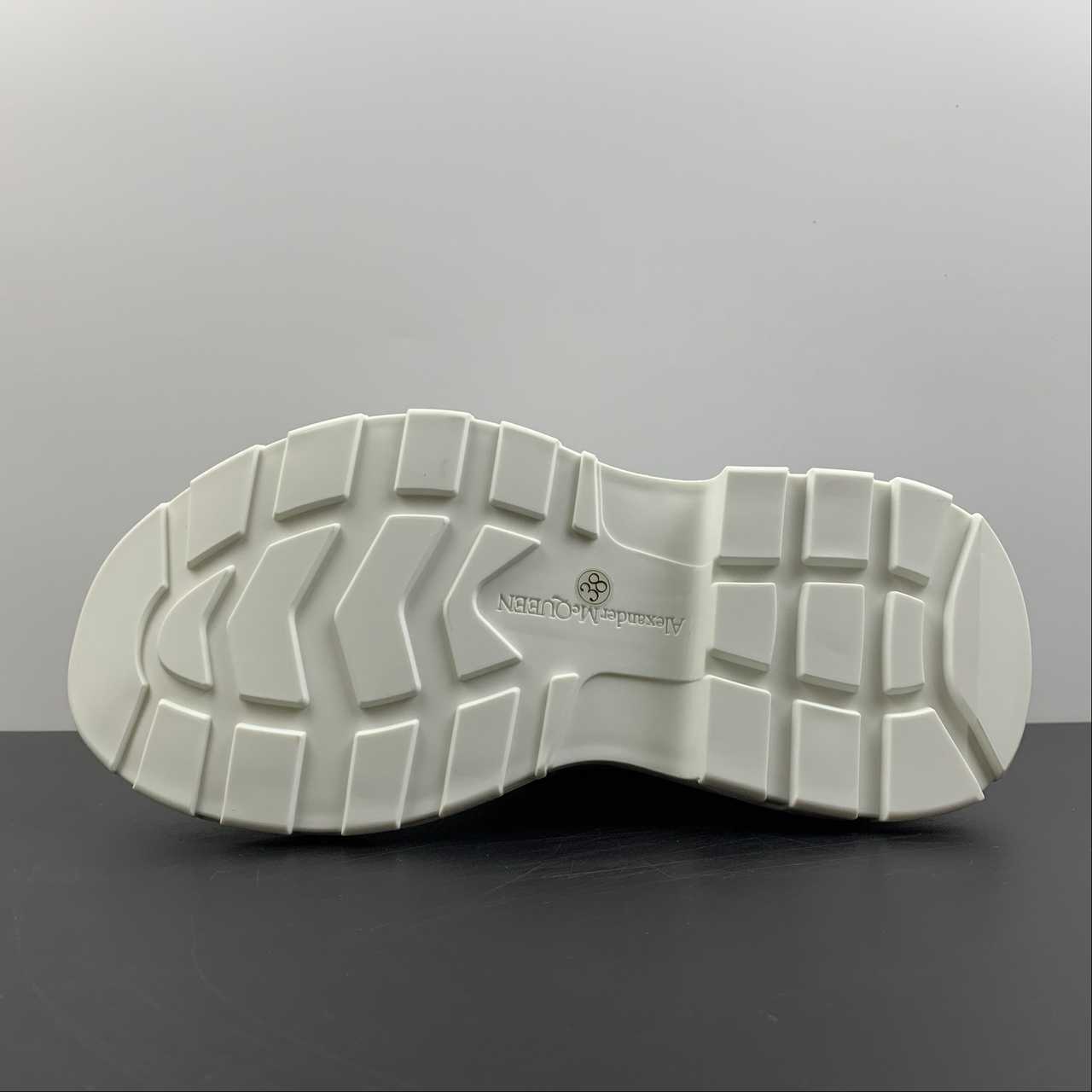 Alexander McQueen Tread Slick sneakers nera bianca