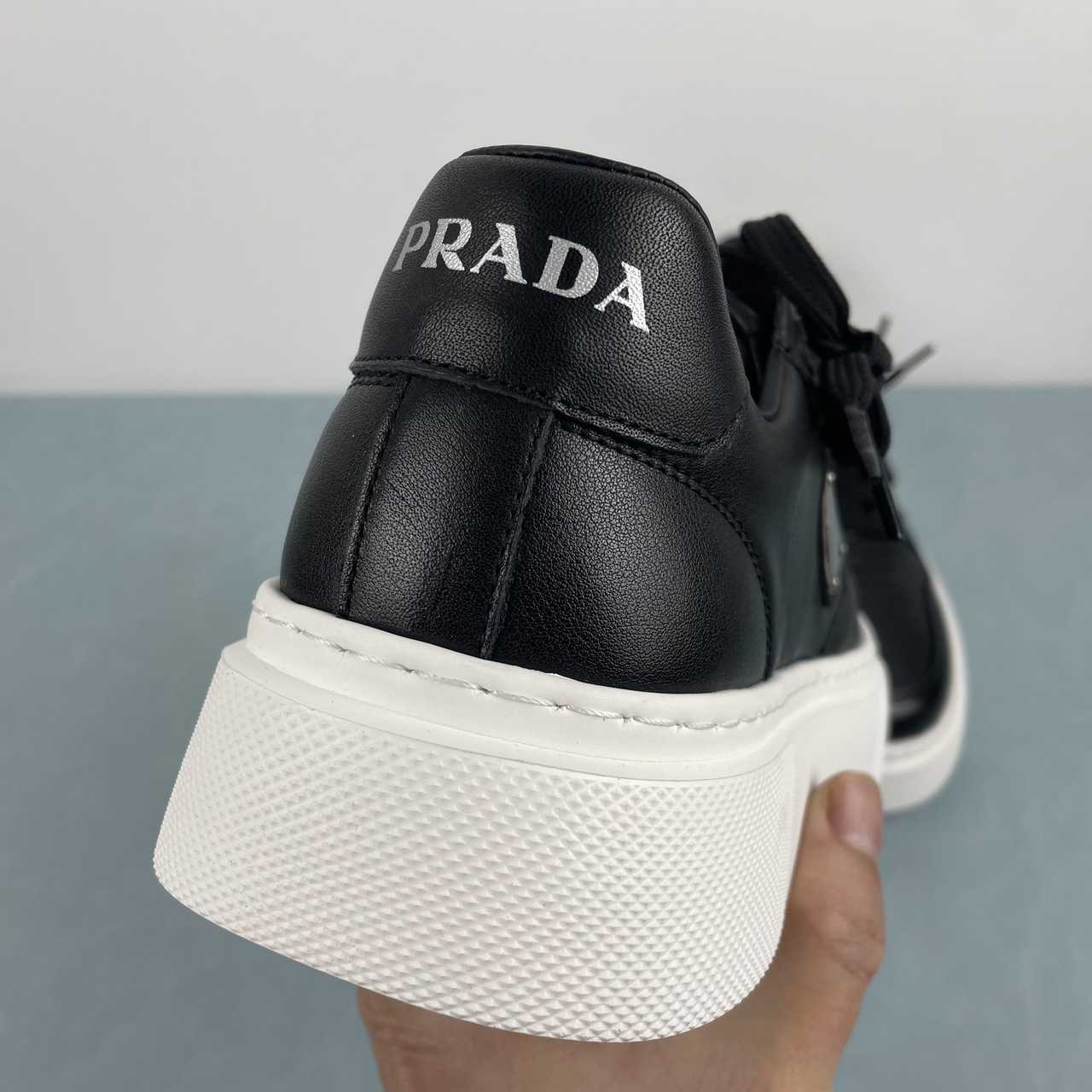 Prada sneakers in pelle con platform nero