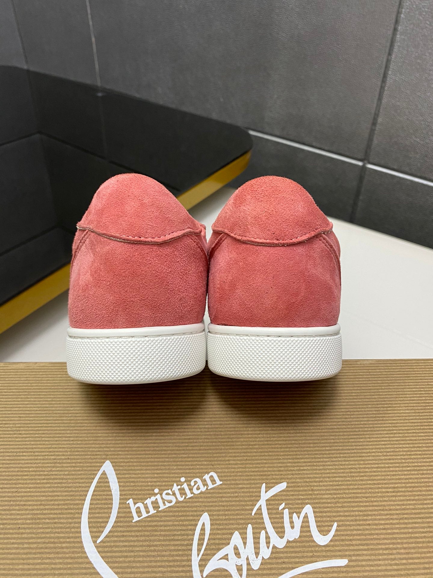 Christian Louboutin sneakers salmone Louis Junior Spikes Suede