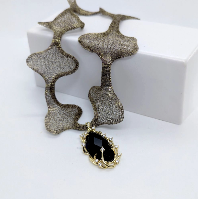 Gioiello Esclusivo: Collana Artigianale in Titanio Anallergico con Onice e Zirconi Autentici